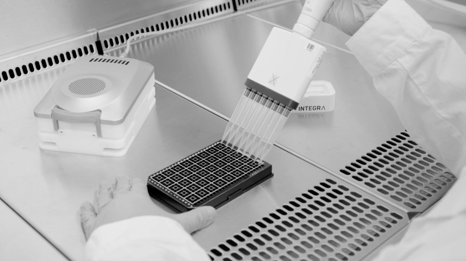 Researcher performing high-throughput screening using the Mimetas OrganoTEER platform powered by Sciospec.